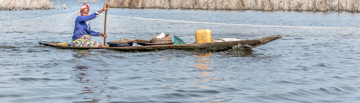 una donna in canoa a Ganvie, il villaggio galleggiante in Benin africa