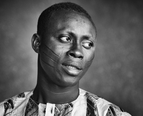 Ragazzo con le scarificazioni tribali in Benin, foto in bianco e nero