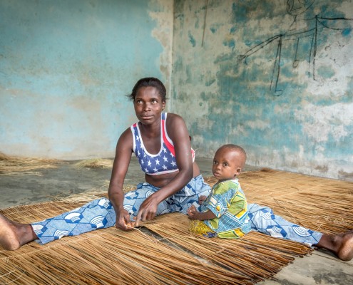 Tessitrice di materassini in Benin