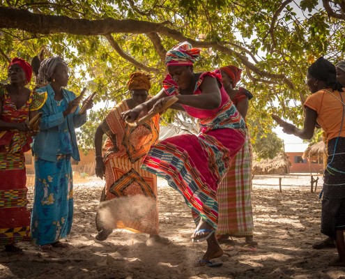 Senegal, tanzende Frauen in einem Dorf