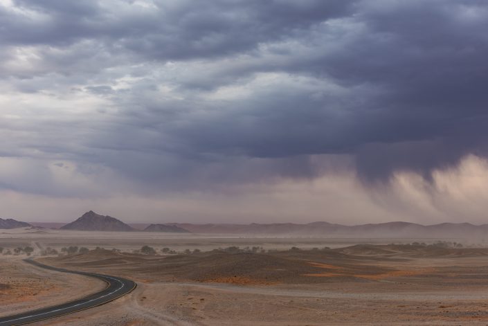 un temporale si avvicina alle dune del Namib
